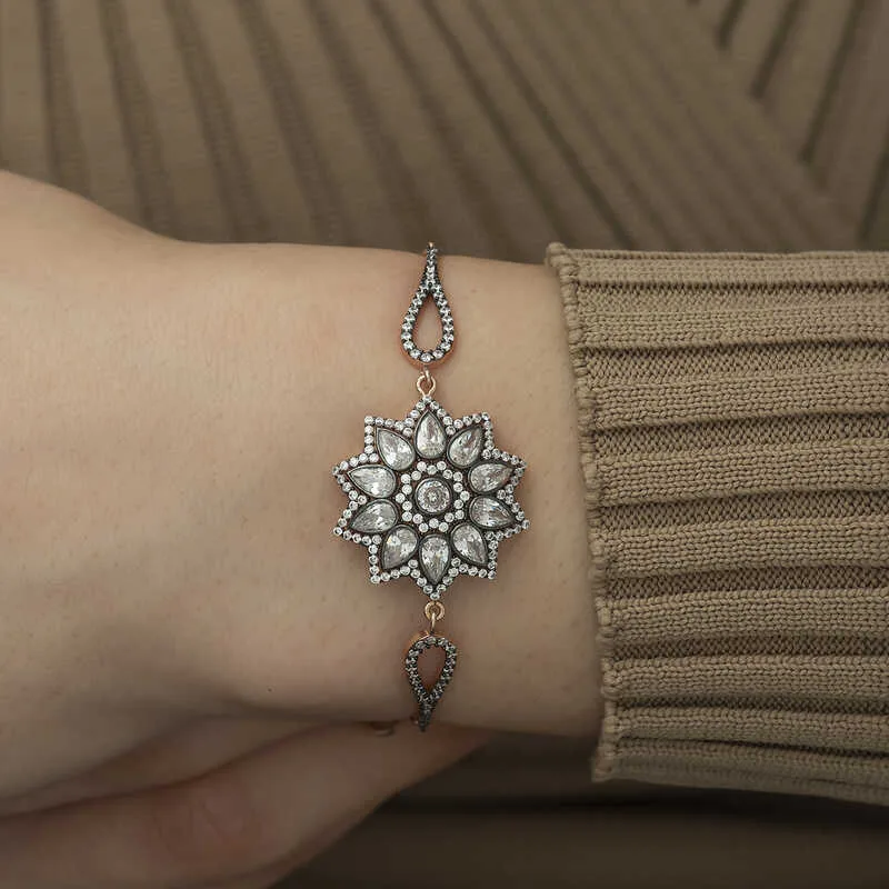 Gümüş Rose Çiçek Desenli Elmas Montür Bileklik görsel 2