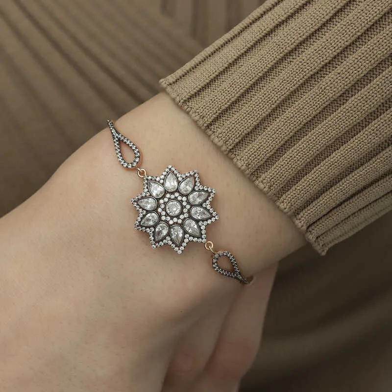 Gümüş Rose Çiçek Desenli Elmas Montür Bileklik görsel 3